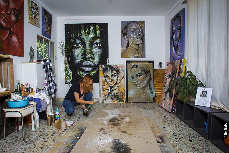 L'artiste peintre SIL dans son atelier